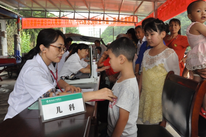 医生为留守儿童检查身体DSC_0076.jpg