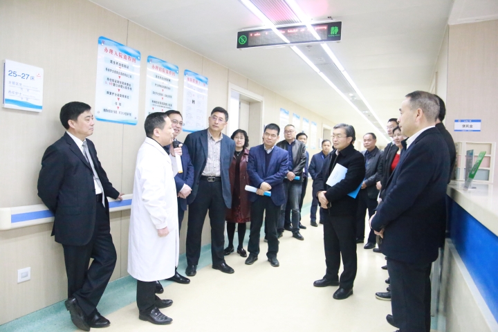 嘉宾团参观人民医院1.jpg