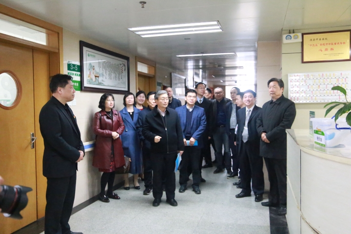 嘉宾团参观中医医院2.jpg
