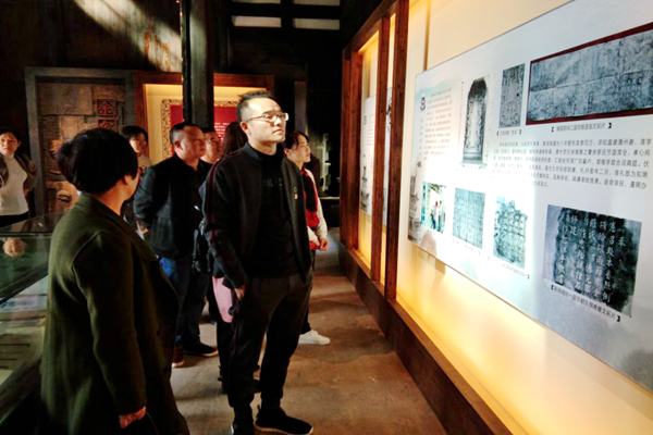 党员干部们正在博物馆参观学习.jpg 党员干部们正在博物馆参观学习.jpg