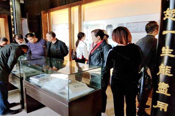 正在观看书世代书香.jpg 正在观看书世代书香.jpg