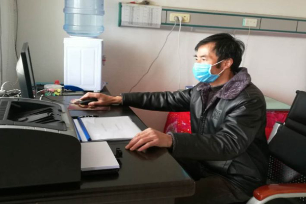 1常德西湖夕阳红敬老院长张爱华忙着上报疫情防控信息。 .jpg 1常德西湖夕阳红敬老院长张爱华忙着上报疫情防控信息。 .jpg