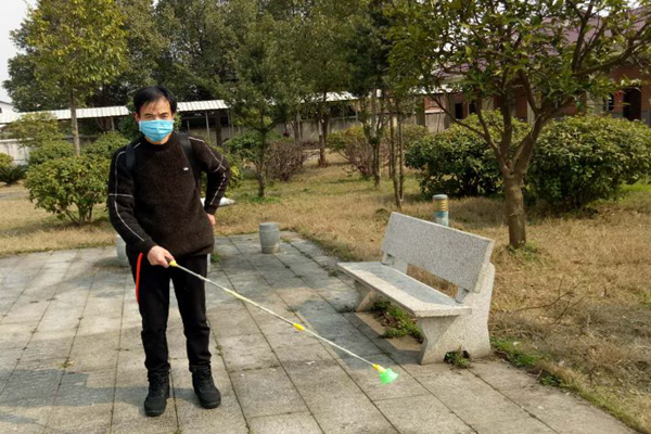 2张爱华对院内每个角落进行认真细致消毒。.jpg 2张爱华对院内每个角落进行认真细致消毒。.jpg