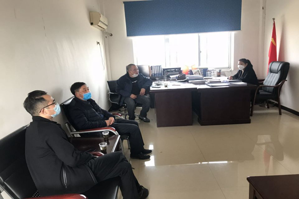 2曾松山（左一）随同区领导深入基层一线督导防控工作现场。.jpg