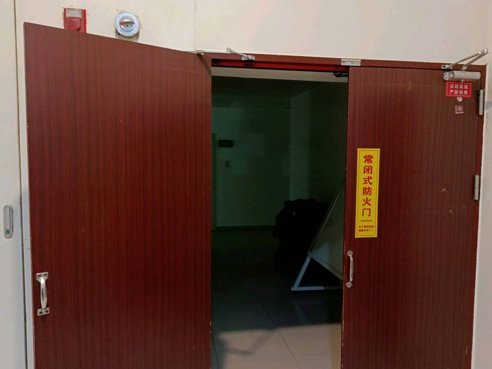 二医院 第一住院楼第一层东北侧常闭式防火门未保持常闭