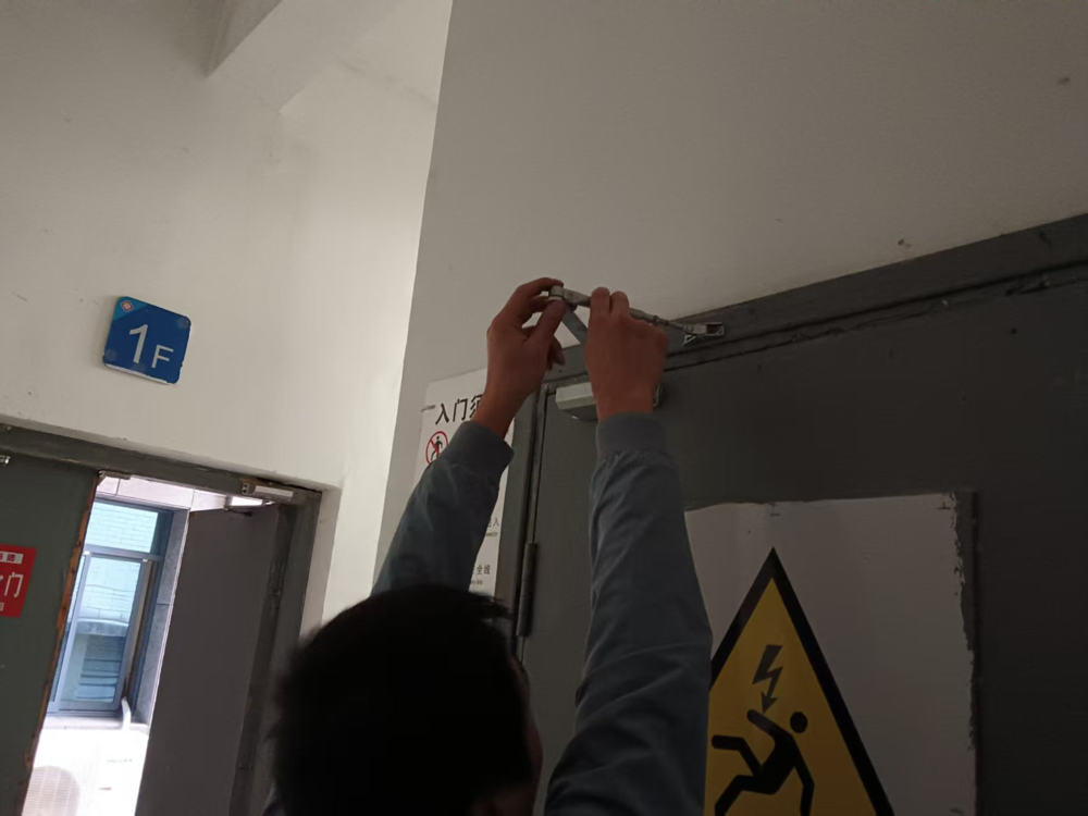 住院楼1层楼梯间双扇防火门缺少顺序器，