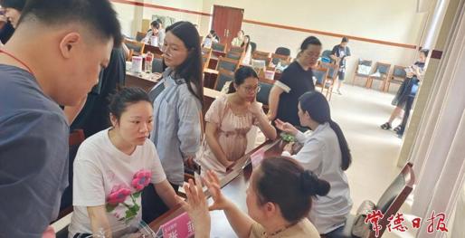 常德七里桥街道准爸妈在家门口享“自然分娩”科普大餐